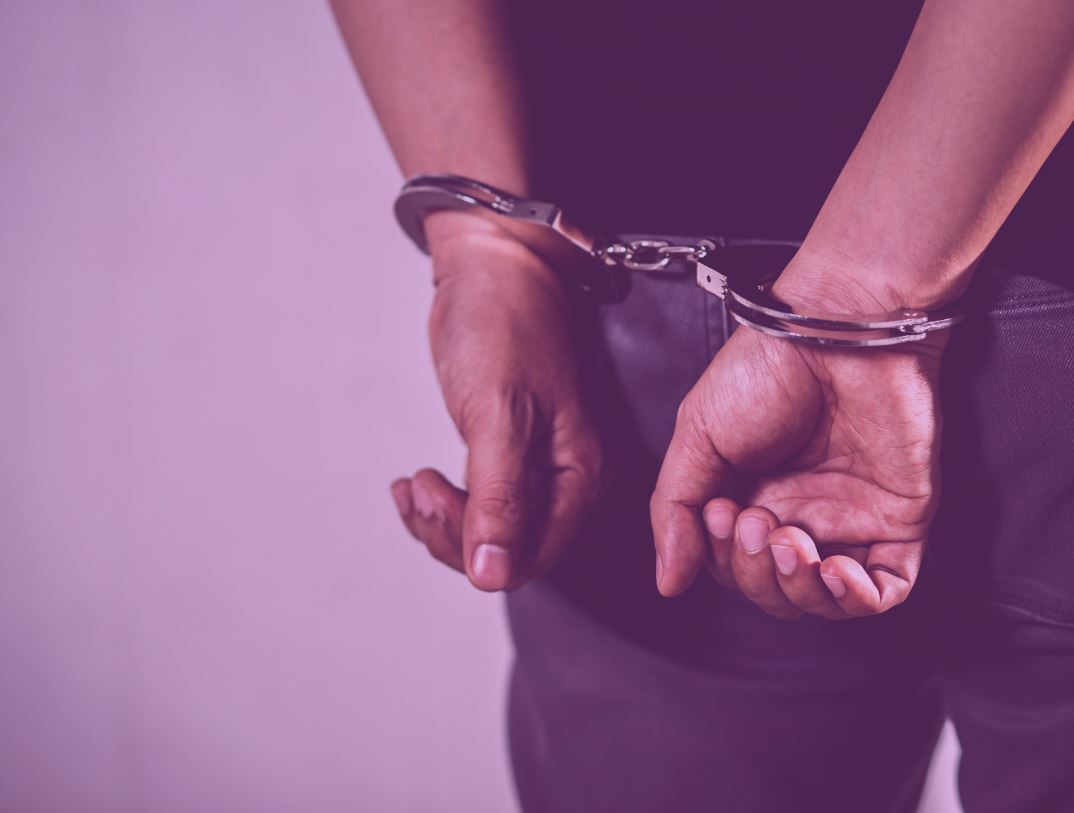 काँकडभिट्टा नाकामा प्रहरीको ‘स्वीप अपरेसन’: यात्रु तानातान गर्ने २४ बिचौलिया पक्राउ