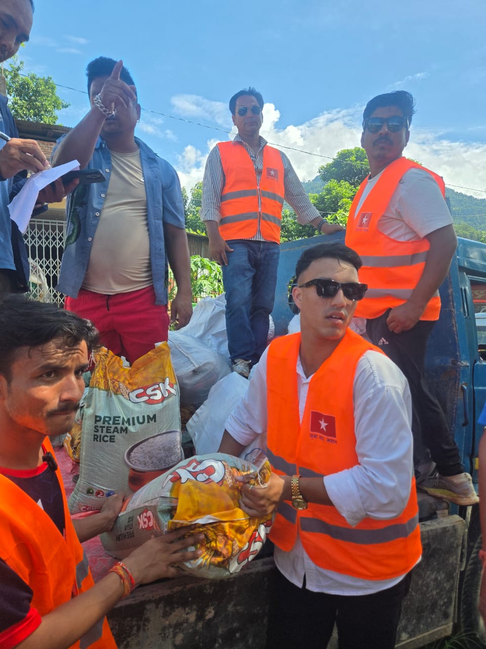 बाढीपीडितको साथमा युवा संघ नेपाल, राहतसँगै पुनर्निर्माणमा स्वयंसेवक परिचालन गर्ने